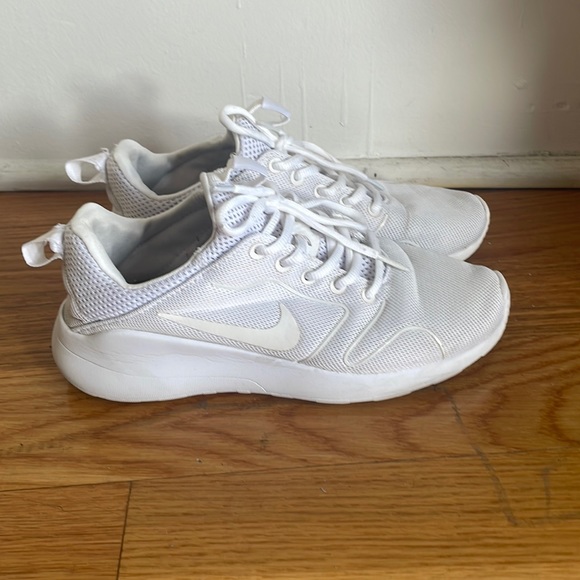 Nike Shoes - Nike Women’s White Athletic Shoes
